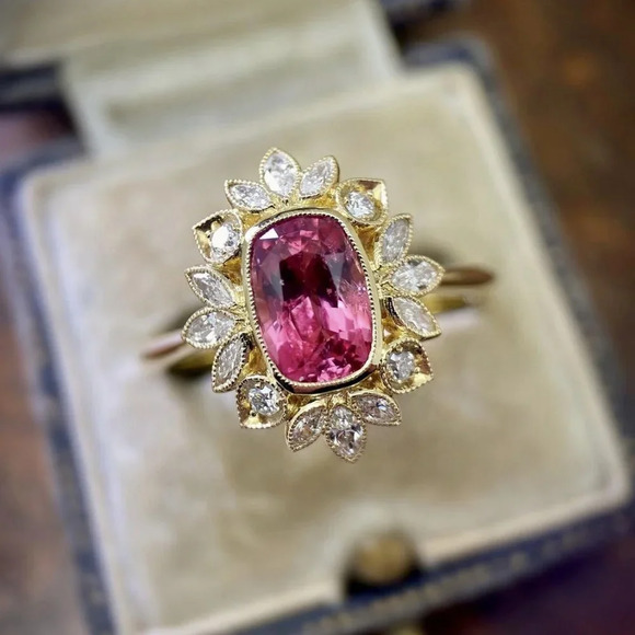 💎 18K Gold Plated Flower Shaped Red 3A CZ Women Ring FB16FA1038